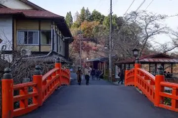 The red bridge is the entrance to Yoshinoyama (Photo: Alena Eckelmann)